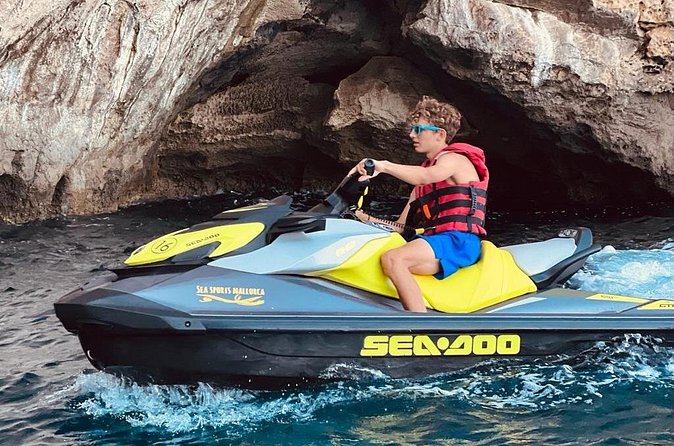 1 Hour Jet Ski Excursion to Cap Vermell from Mallorca - Getting ready: lifejacket, dressing room, and the practical check-in