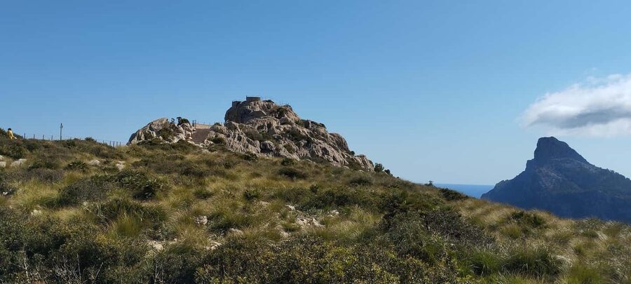 Alcudia: Quad Sightseeing Tour with Viewpoint and Beach - Alcudia old town walls and 16th-century architecture