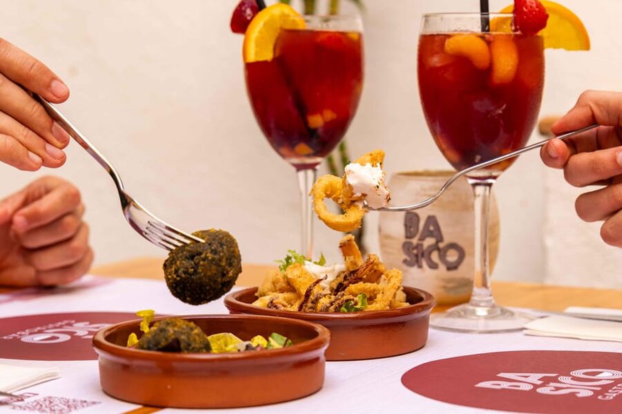 Alcudia: Self-Guided Gourmet Tapas and Wine Tour - How the tasting choices work at each restaurant stop