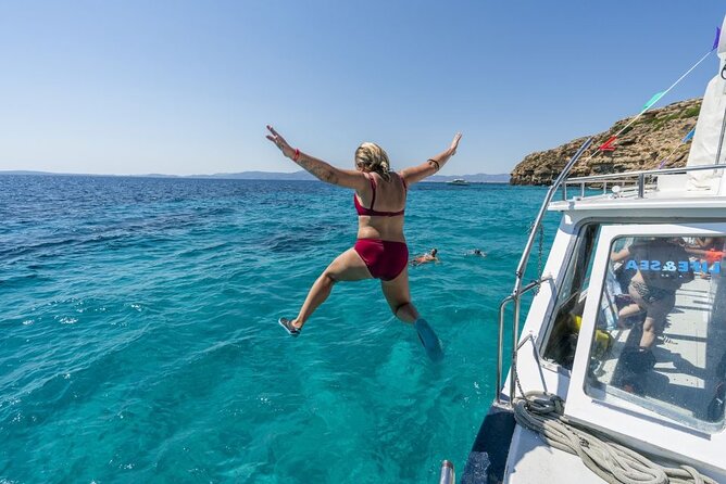 Boat Tour 2 hour in Palma Bay - Music, Drinks, and the Reality of a Short Party-Atmosphere Cruise