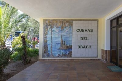 Caves Drach Boat Trip from Alcudia with Return Bus and Tickets