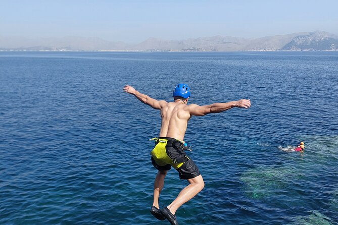 Coasteering Cliff jumping - What you get from the guides and the safety setup