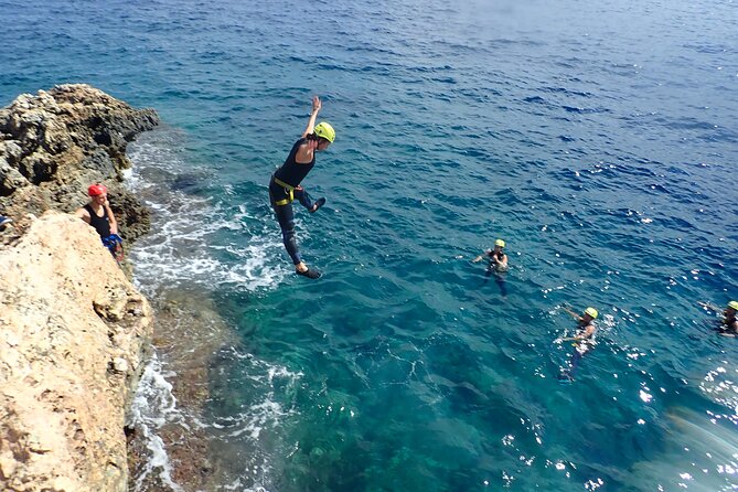 Coasteering northern area Mallorca (Alcudia) - Psychobloc crossing at up to 2 meters, the rope-free mental test