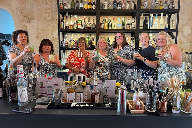 Cocktail course Mallorca - Meet the team: the show champion, plus Tony and Julia’s welcoming style