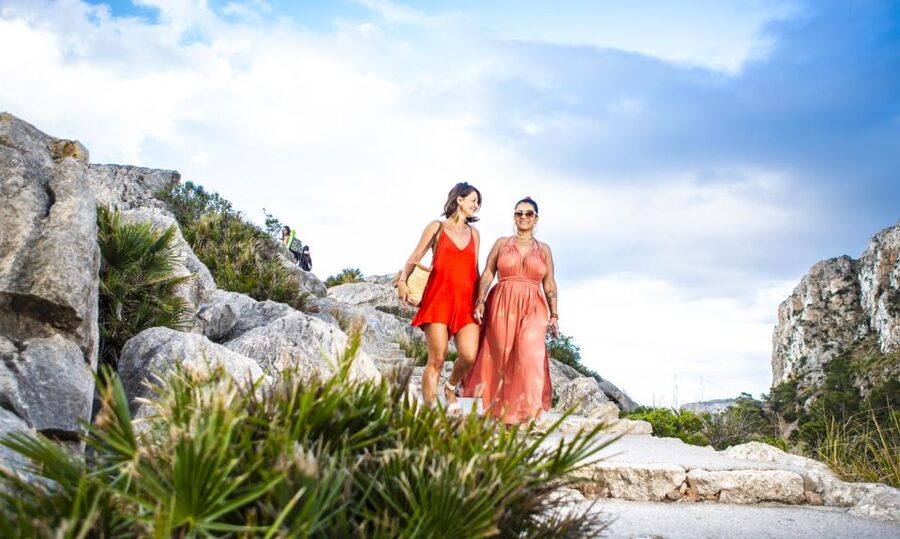 From Alcudia: Sunset Formentor Tour with Cava - The cava toast with strawberries at sunset, why the timing matters