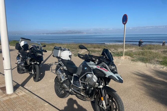 Guided motorcycle tours in Mallorca Discover the island - The itinerary starts with a quick Tie knot moment