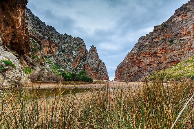 Hike the canyon of Torrent de Pareís - The middle hours: what “inside the channel” feels like