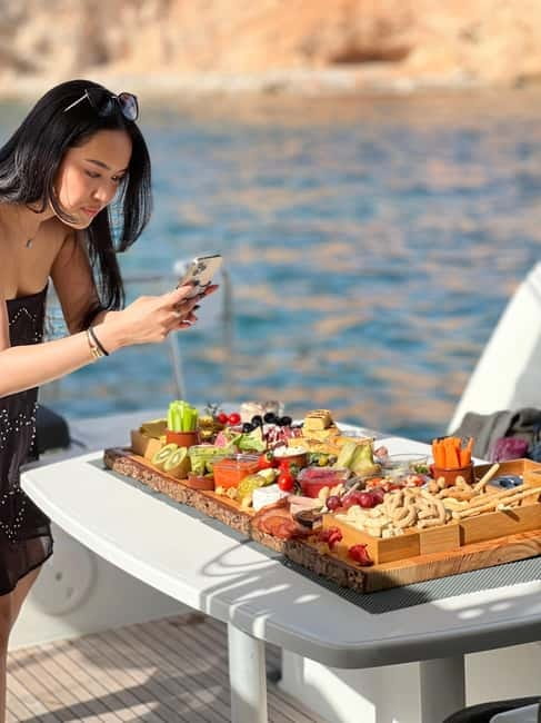 Majorca: Dinner aboard a private catamaran with snorkeling and paddle surfing - Why Palma Bay and a private catamaran dinner work so well
