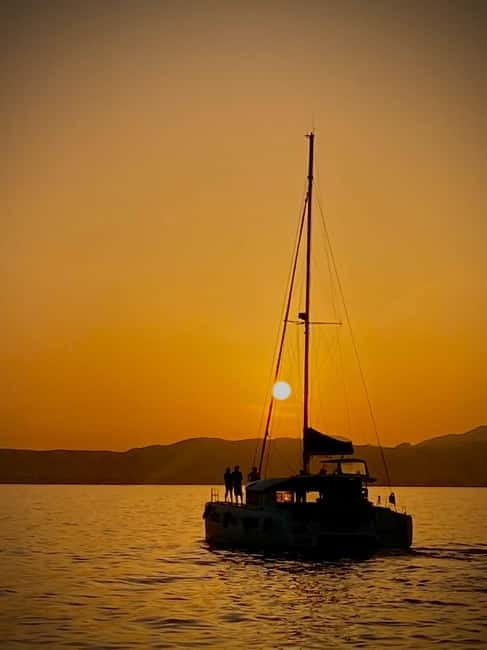 Majorca: Dinner aboard a private catamaran with snorkeling and paddle surfing - Sailing time in Palma Bay: your first 45 minutes of “slow travel”