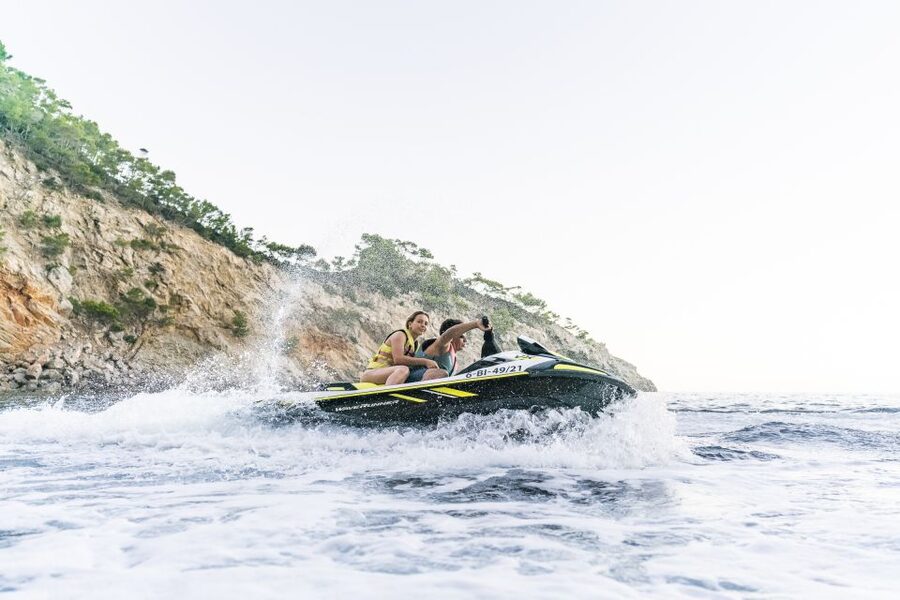 Mallorca: Alcudia Bay Jet Ski Tour - Getting onto the water at Passeig Marítim in Alcúdia