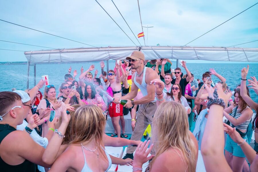 Mallorca: Boat Party with DJ, Buffet and Entertainment - The paella buffet and how the meal fits the party pace