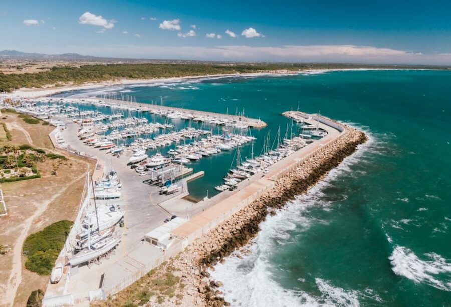 Mallorca. Boat Rental . Dare to explore - Snorkeling at Platja des Trenc: where the water does the work