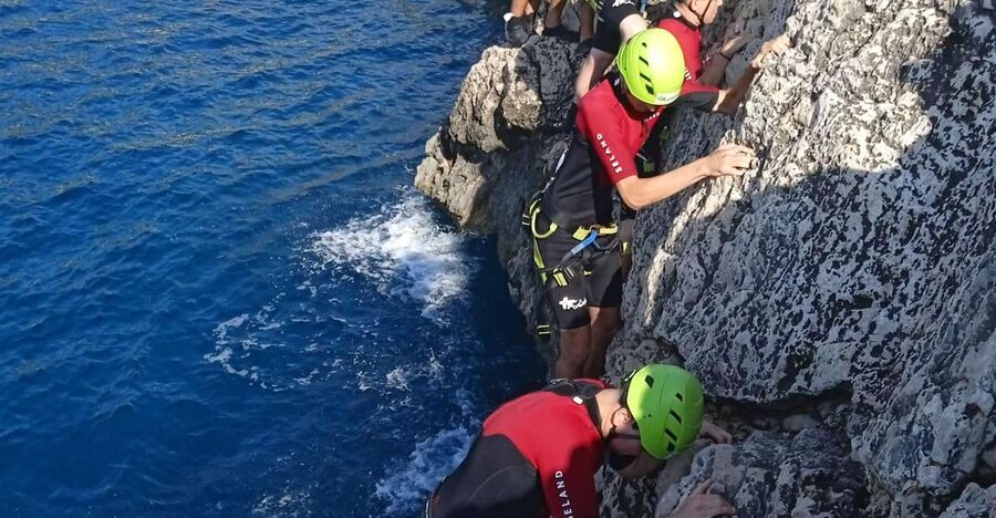 Mallorca: coasteering South - Abseiling about 10 meters and the payoff in control