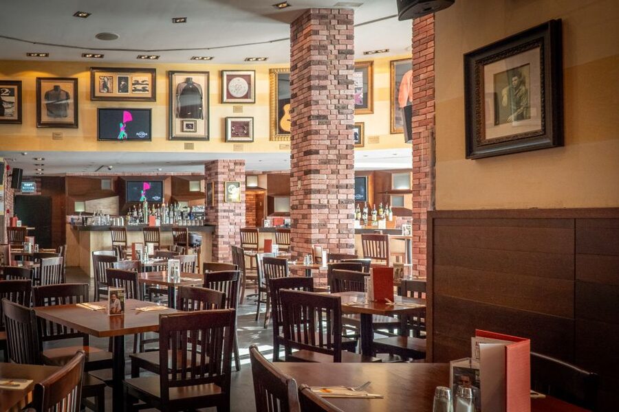Mallorca: Hard Rock Cafe Entrance with Lunch or Dinner - What the Small Group Size Changes