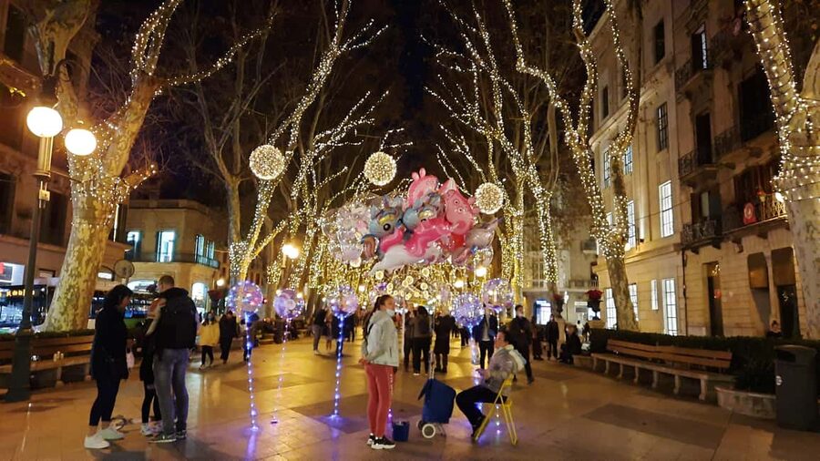 Mallorca: Palma’s Winter Magic City Walk with Christmas Glow - The Christmas-lit walk from Paseo Borne to Plaça de la Reina