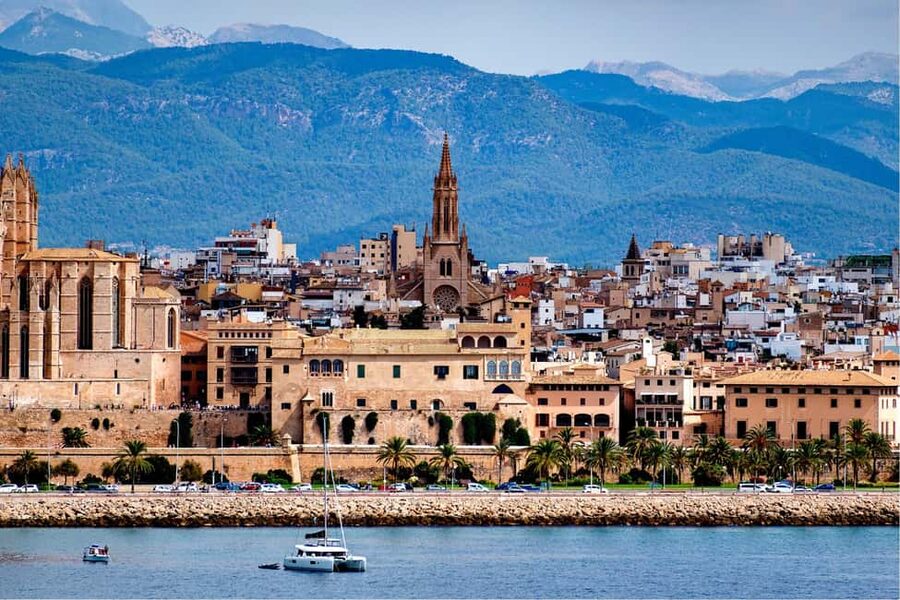 Mallorca: Private Tour with Ensaïmada & Fast Cathedral Entry - Plaça Major and Ajuntament de Palma, turning squares into stories