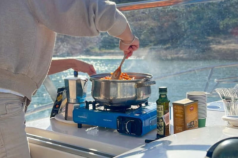 Mallorca: Private Watersports Boat. LUNCH Drinks SUP, Tubing - Magaluf and Palmanova Donut Energy: Fun for Riders, Entertainment for Everyone