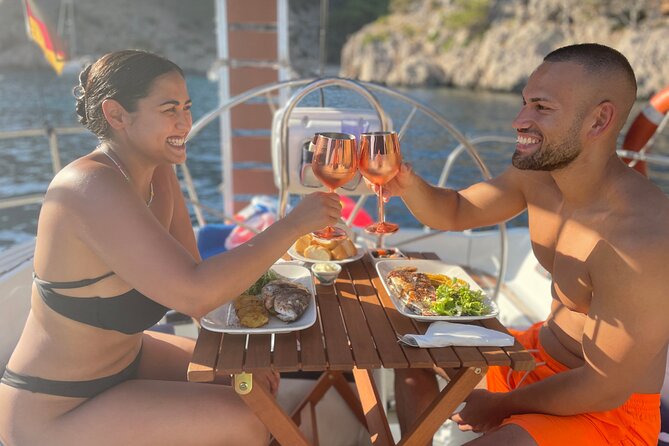 Mallorca sailing tour with tapas and wine - Tapas and wine served fresh on deck