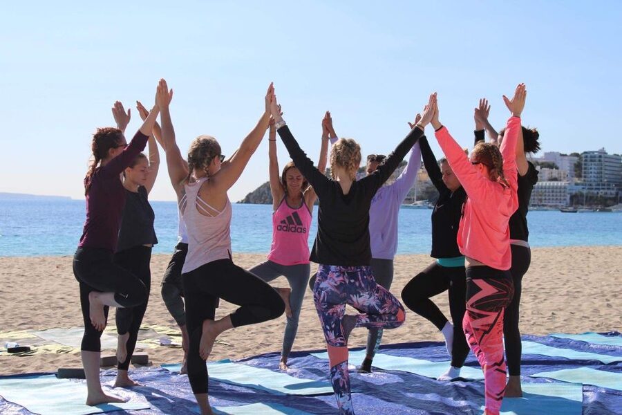 Mallorca: Yoga and Brunch on Palmanova Beach - The 90-minute yoga class: Hatha-Vinyasa on sand, with tweaks that make it doable