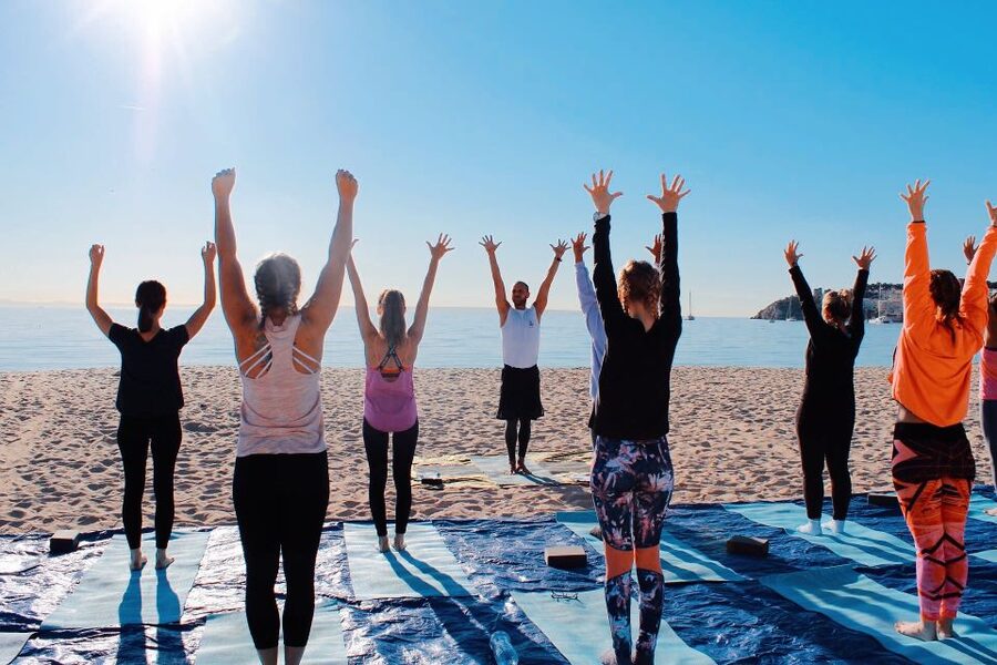 Mallorca: Yoga and Brunch on Palmanova Beach - Instructor energy: Lilla and Peter set the tone