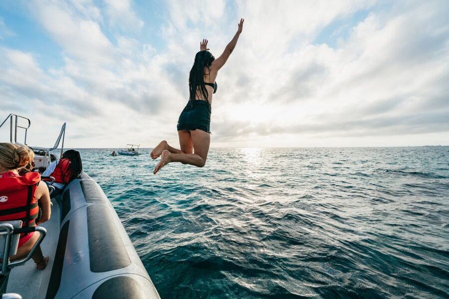 Palma Bay: 1-Hour Speedboat Adventure - Where to Meet at Playa del Arenal and How to Prepare