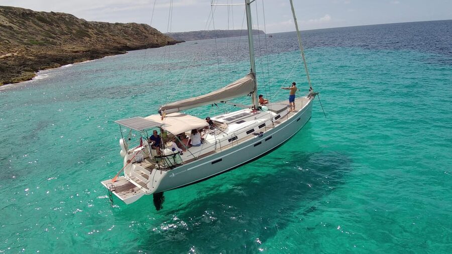 PALMA BAY : 4 HOUR PRIVATE TOUR WITH SAILING BOAT - Price math: the 495€ tour fee plus the 325€ port cost