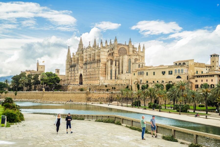 Palma: Cathedral of Mallorca Skip-the-Line Entry Ticket - Your cathedral game plan: naves, chapels, and the rose window