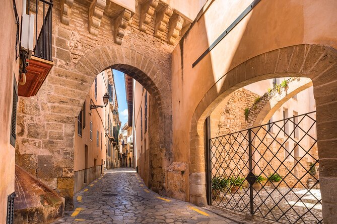 Palma de Mallorca: City Walk Audio Guide in 7 Languages on Phone - Catedral de Mallorca: your skyline checkpoint
