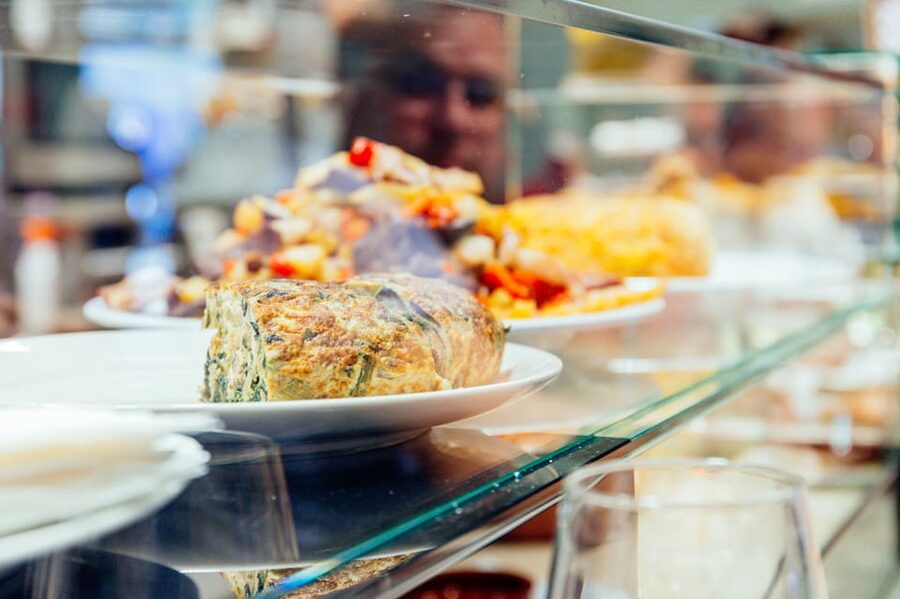 Palma de Mallorca: Foodie Walking Tour of the Old Town - Seasonal tapas plus wine: the part that turns walking into a meal