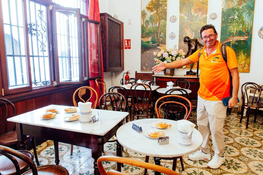 Palma de Mallorca: Foodie Walking Tour of the Old Town - Guides, pacing, and how to get the most out of 3 hours