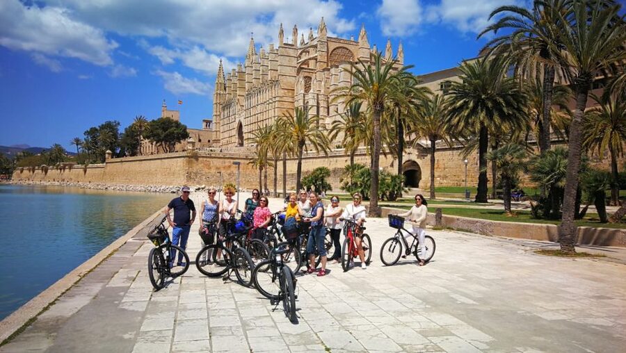 Palma de Mallorca: Guided Bicycle Tour - Parc de la Mar and photo stops: where the pace changes