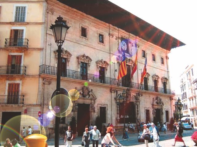 Palma de Mallorca: Guided Tour of the Old Town - Market hall energy and Mediterranean food hints without the food tour