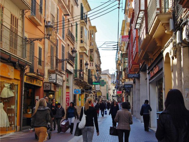 Palma de Mallorca: Guided Tour of the Old Town - Almudaina palace, courtyards, and the patios you will remember
