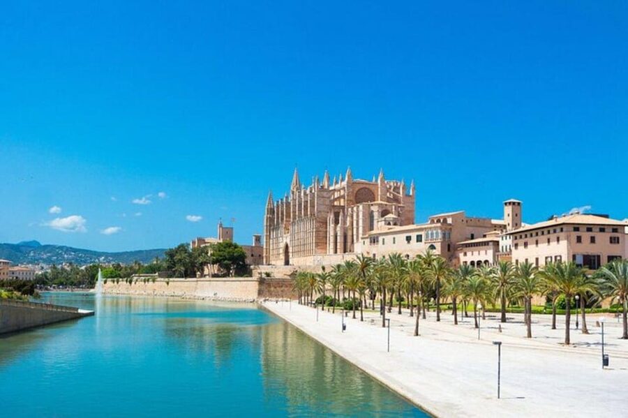 Palma de Mallorca : Must see Walking Tour With A Guide - Palma Old Town and Plaça de Cort: where your day gets its storyline