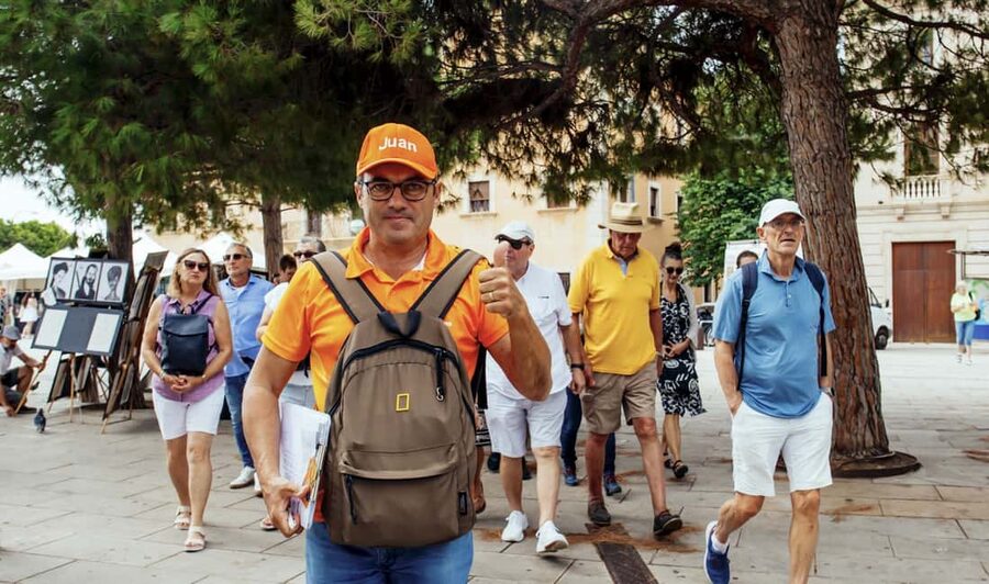 Palma de Mallorca: Old Town and Cathedral Tour - Entering Palma Cathedral with a guide in your corner