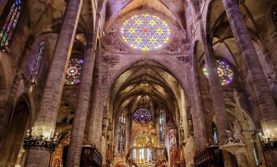 Palma de Mallorca: Old Town and Cathedral Tour - Old Town stroll: squares, palaces, and Mediterranean patios