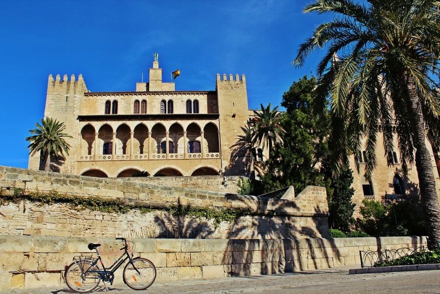 Palma de Mallorca Old Town Guided Bike Tour (Small Groups) - Es Baluard Museum stop: an easy start with a sense of place