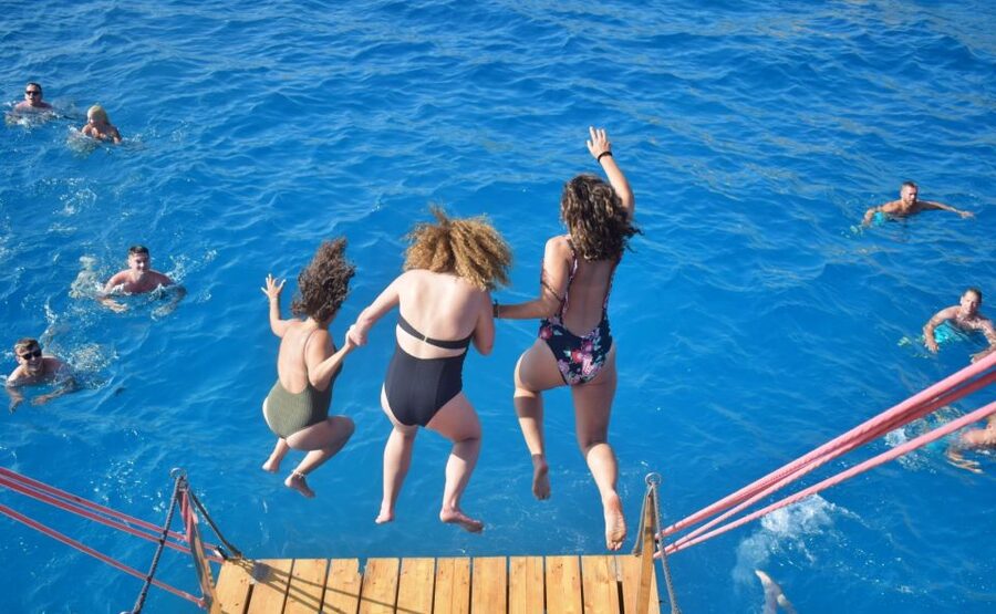 Palma de Mallorca: Palma Bay Boat Tour with Snorkeling - Lunch Onboard: Homemade Mediterranean Pizza and Water Included