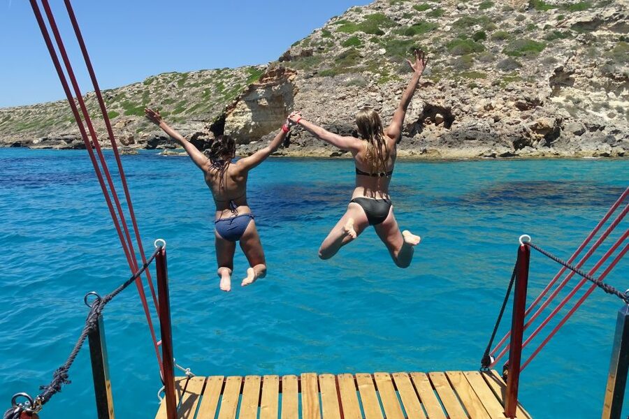 Palma de Mallorca: Palma Bay Boat Tour with Snorkeling - Getting to Barca Samba: Boarding Timing and Parking Reality