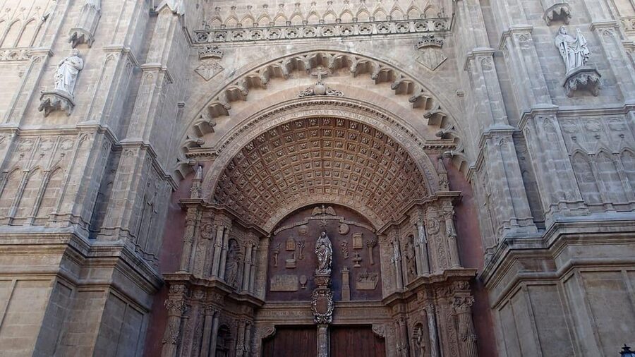 Palma de Mallorca Private Guided Walking Tour - Ayuntamiento and the Giant Wooden Roof: The Moment You’ll Remember