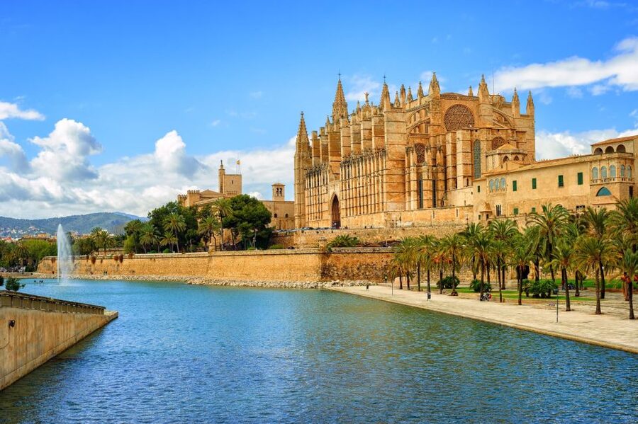 Palma de Mallorca: Self-Guided Audio Tour - Bellver Castle as the payoff ending near the buses