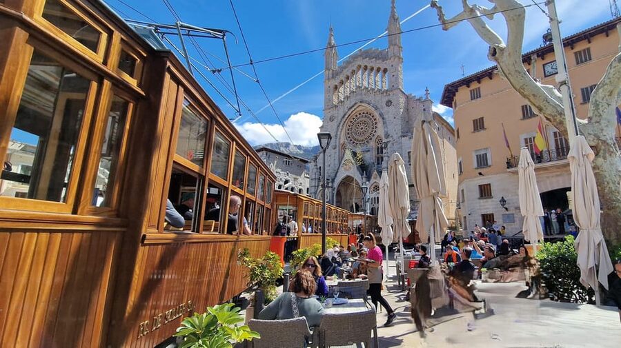 PALMA DE MALLORCA & SOLLER MIT BAHN & STADTFÜHRUNG ab Palma - What You Get: Palma guidance plus two classic rail rides
