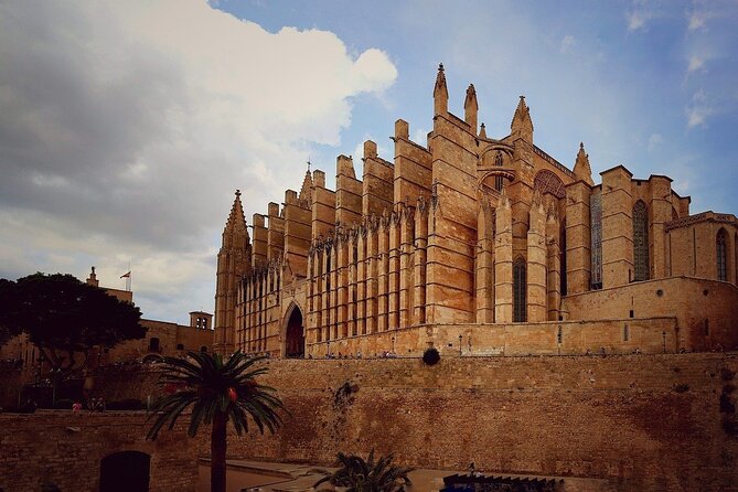 Palma de Mallorca with Cathedral Private Walking Tour - Stop 2: Catedral de Mallorca, from Gothic rockwork to the world’s rosette