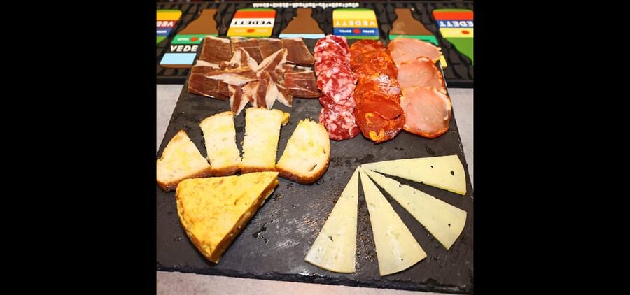 Palma: Flamenco Show at Tablao Flamenco Alma with Drink - The included drink and tapas experience, what to expect on arrival