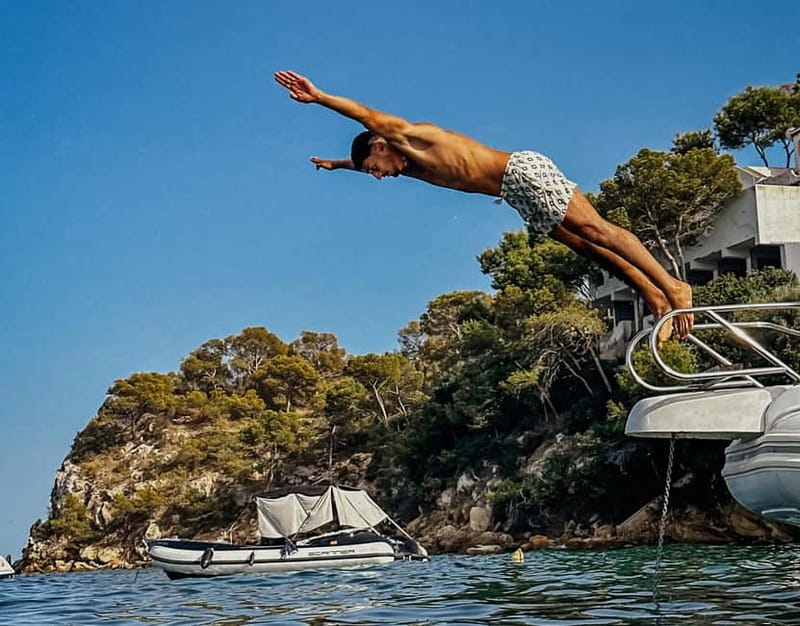 Palma Mallorca: Private Boat Trip with Water Toys & 25 Coves - Fuel, port cleaning fees, and the real total cost