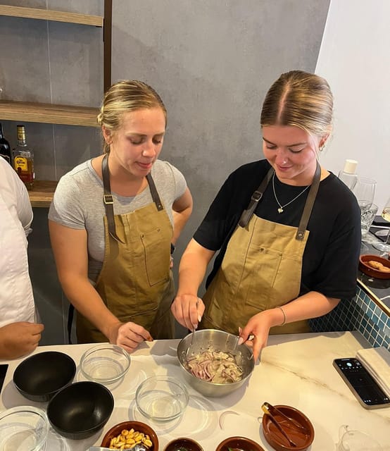 Palma: Mediterranean Cooking Class with Drinks - Finding Omare in Plaza Olivar and getting started with drinks
