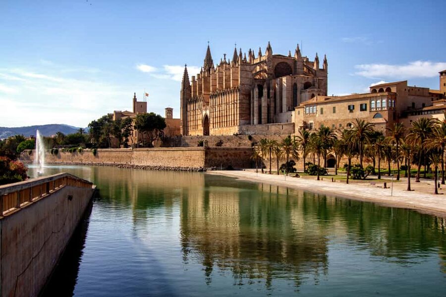 Palma: Old Town Guided Tour with Cathedral Skip-the-Line - Meeting at Cappuccino Palau March, then you’re in the flow