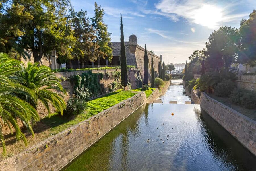 Palma: Old Town Guided Tour with Cathedral Skip-the-Line - Royal Palace of La Almudaina and the Moorish-to-royal story