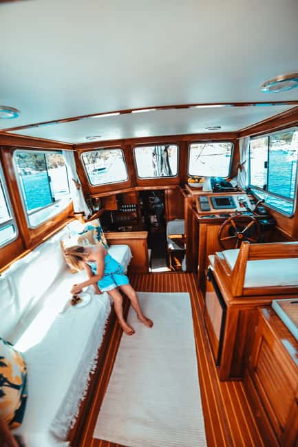 Palma: Private Classic Mallorcan Boat Tou - Photos that aren’t stressful: deck shots and underwater camera help