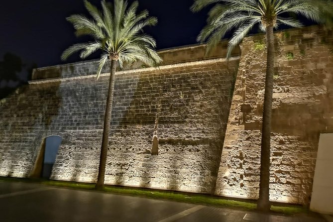 Palma's nightly charm and delicious local snacks - Palma Cathedral and the big-name landmarks outside